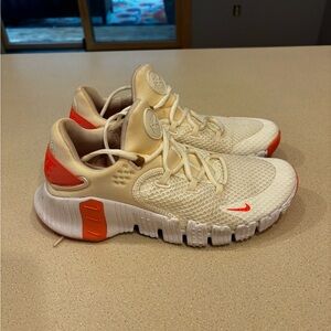 Women’s size 8 Nike Metcon 3